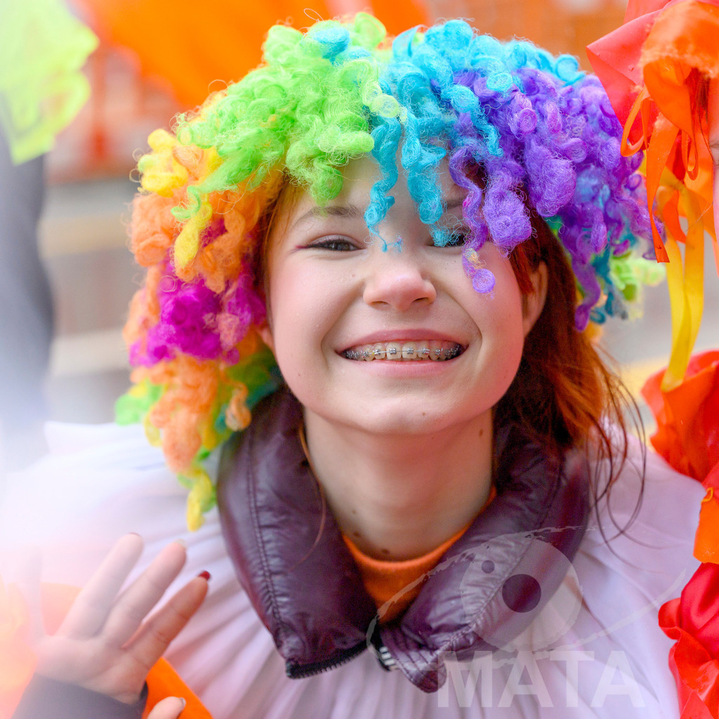 _DWA2370-2 | Trotz Nieselregen schlängelte sich der „Gaudiwurm“ am Sonntag durch die Nürnberger Innenstadt an tausenden Faschingsfans vorbei.  Nürnberg, 11.02.2024 - Realisiert mit Pictrs.com