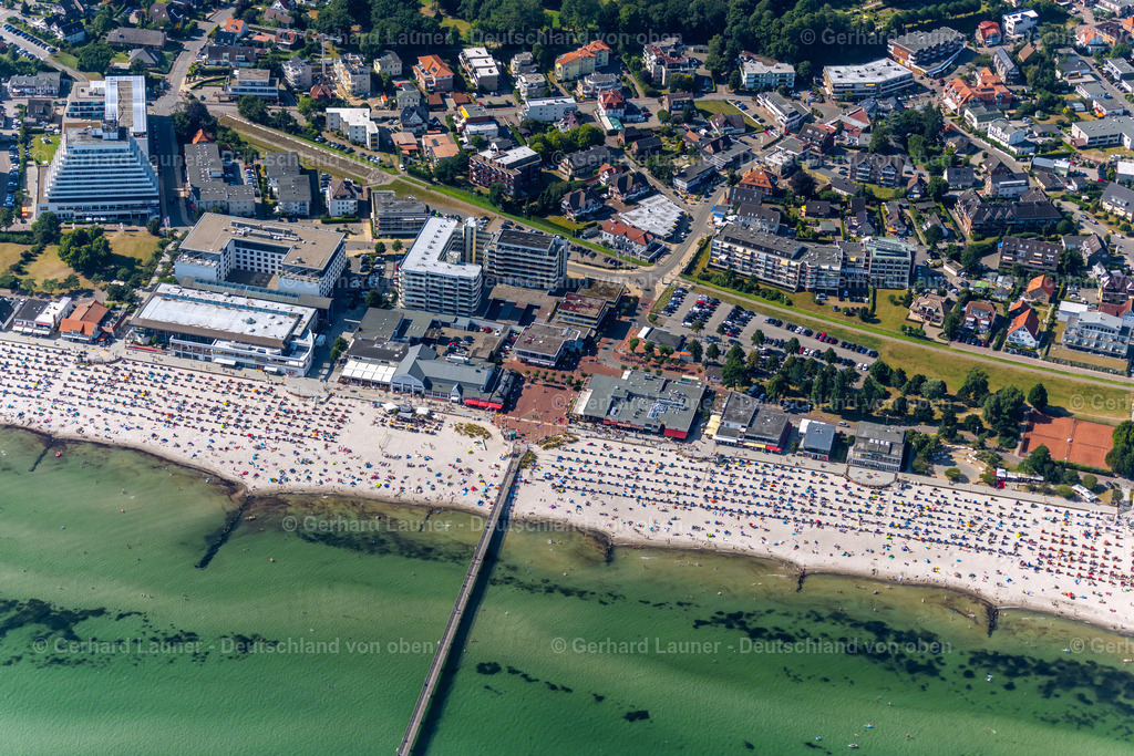 4038046 | GRöMITZ 07.08.2020 Strandkorb- Reihen am Sand- Strand im Küstenbereich in Grömitz im Bundesland Schleswig-Holstein, Deutschland. // Beach chair on the sandy beach ranks in the coastal area in Groemitz in the state Schleswig-Holstein, Germany. Foto: Gerhard Launer