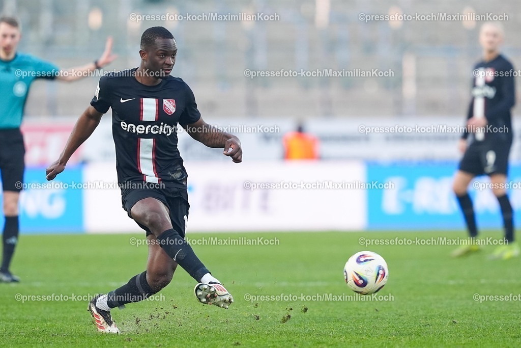 xYDRx24012601116 | 24.01.2026, xydrx, Fußball, 3.Liga, Rot-Weiss Essen - TSV Havelse, Saison 2025 2026, Stadion an der Hafenstraße: Dennis Duah (TSV Havelse #15)   DFB regulations prohibit any use of photographs as image sequences and or quasi-video. Photo: xYannisxDreimannxPressefotoKochx