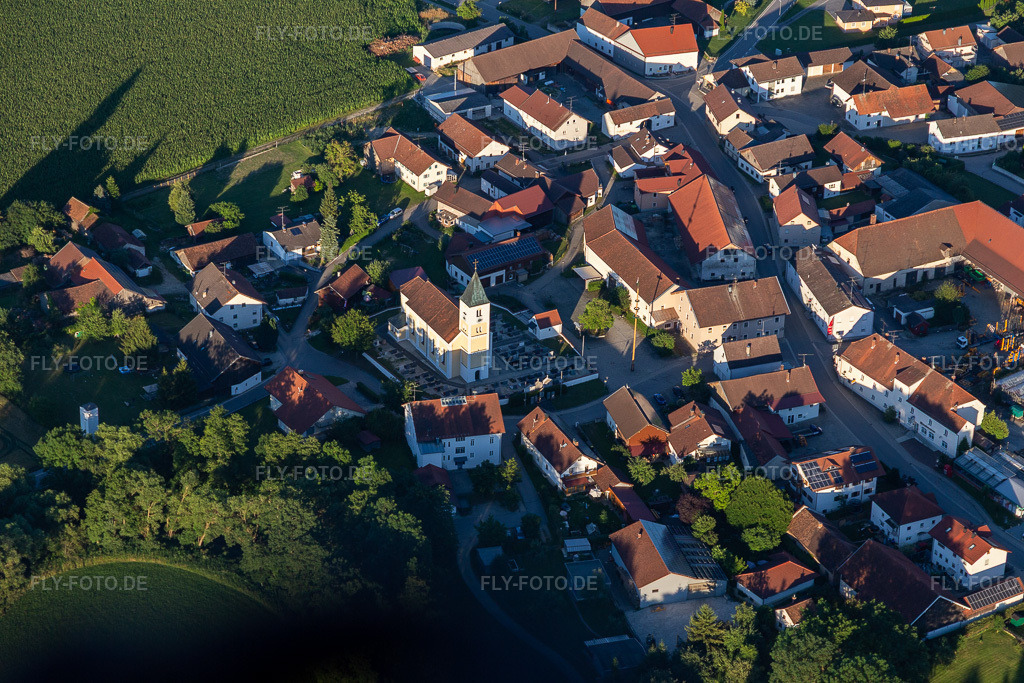 Luftbild: St. Michael in Münchsdorf im Ortsteil Münchsdorf in Roßbach im Bundesland Bayern in Deutschland. – Foto: IMG_132873.jpg vom 02.07.2022 durch Werner Riehm/FLY-FOTO.de – Auflösung des Originals: 5472 x 3648 px – -