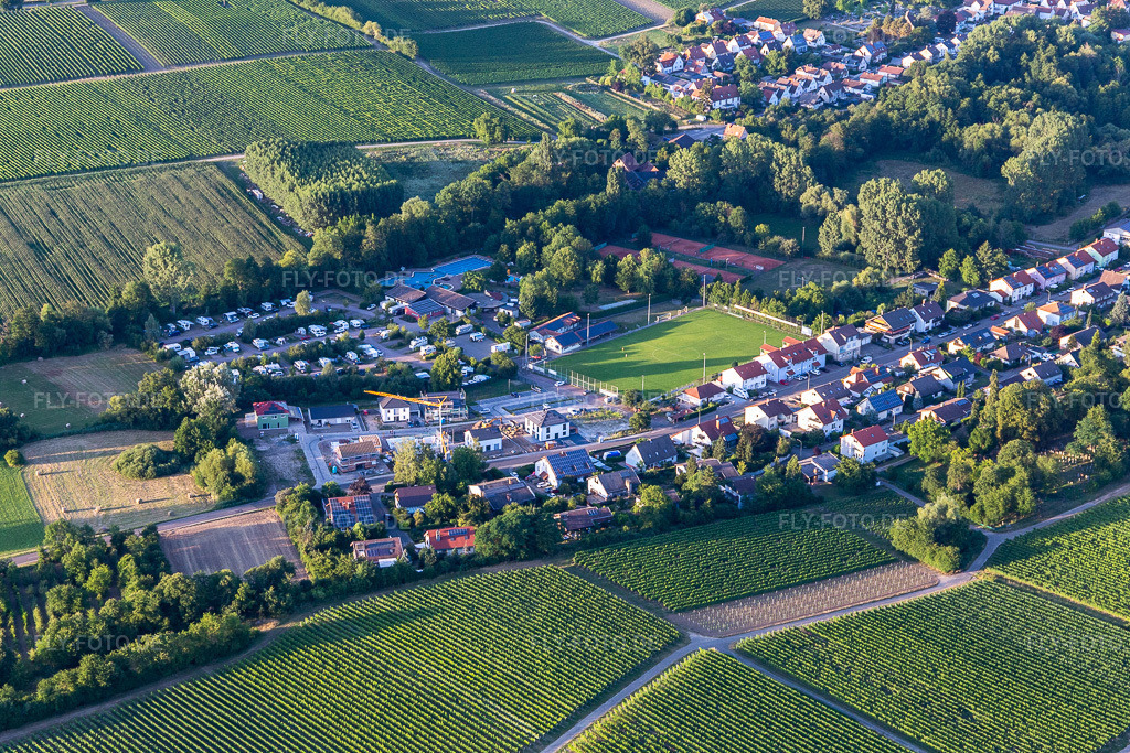 Luftbild: Camping im Klingbachtal im Ortsteil Ingenheim in Billigheim-Ingenheim im Bundesland Rheinland-Pfalz in Deutschland. Foto: IMG_133700.jpg vom 18.07.2022 durch Werner Riehm/FLY-FOTO.deStarten – CAMPING IM KLINGBACHTAL