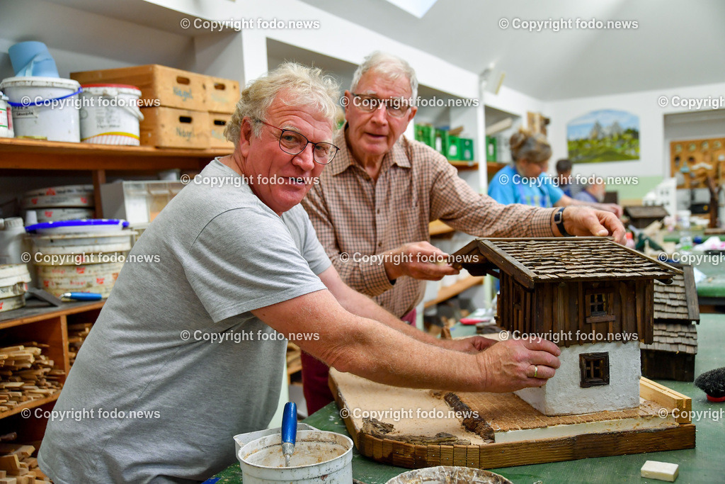 Krippenbauschule Geboltskirchen_ 15.11.2022-29 | 15.11.2022, Geboltskirchen, AUT, Krippenbauschule, im Bild Franz Witzmann (Krippenbaulehrer) und Guenther Pumberger
