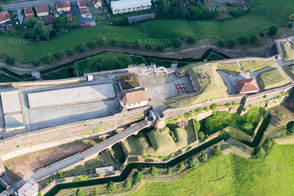 Vue aérienne: Citadelle de Bitche à Bitche dans le département Moselle, France. Photo: IMG_107239.jpg prise le 18/05/2018 par Werner Riehm/FLY-FOTO.euRésolution de l'original: 5472 x 3648 px