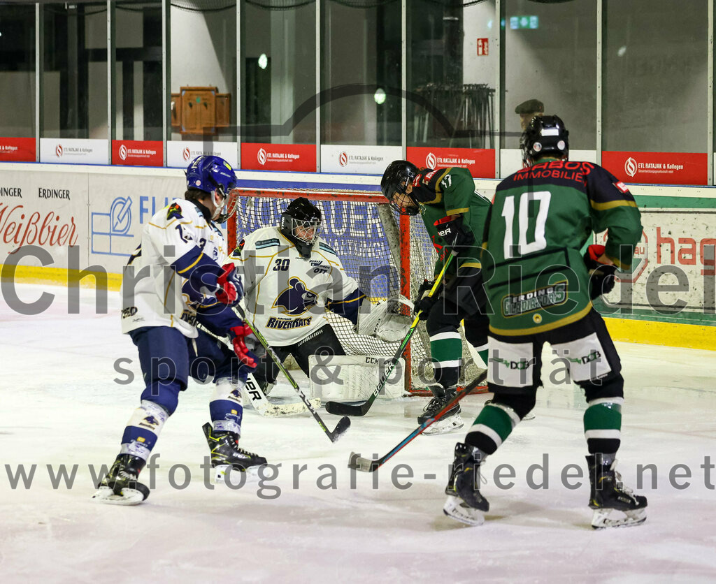 2022-11-26_042_TSV_Erding_gegen_ESC_Geretsried | Erding, Deutschland, 26.11.2022:
Eishockey, Bayernliga U20 2022 / 2023, xx. Spieltag, TSV Erding gegen ESC Geretsried, Endergebnis: 5:3

Lucas Lieb (ESC Geretsried, #13), Torwart Jan Philipp Marco (ESC Geretsried, #30), Lucas Lehner (Erding Gladiators, #17), Ryan Finn Henke (Erding Gladiators, #10)

Foto: Christian Riedel / fotografie-riedel.net