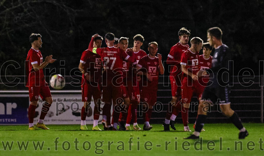 2023-10-27_062_VfB_Hallbergmoos_gegen_FC_Schwaig | Hallbergmoos, Deutschland, 27.10.2023:
Fußball, Landesliga Südost 2023 / 2024, 18. Spieltag, VfB Hallbergmoos gegen FC Schwaig, Endergebnis: 2:3

Jubel nach dem Tor zum 1:1 durch Carl Opitz (VfB Hallbergmoos, #4)

Foto: Christian Riedel / fotografie-riedel.net