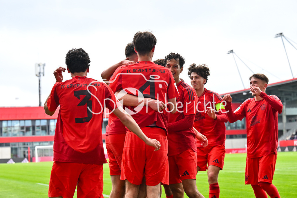 FC Bayern München U19 - VfL Wolfsburg U19 | Jubel der Bayern nach dem Treffer zum 2-0 durch Ljubo PULJIC (FCB #5) / Tor / Torschuetze / Freude / Happy / U19 DFB Nachwuchsliga Endrunde: FC Bayern Muenchen - VfL Wolfsburg, FC Bayern Campus am 26.04.2025