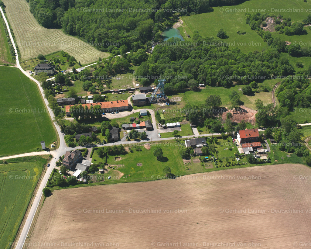 2634403 | NEUSTADT 16.06.2006 Gehöft und Bauernhof- Nebengebäude am Rand von landwirtschaftlich genutzten Feldern Neubleicherode in Neustadt im Bundesland Thüringen, Deutschland. // Homestead and farm outbuildings on the edge of agricultural fields Neubleicherode in Neustadt in the state Thuringia, Germany. Foto: Gerhard Launer