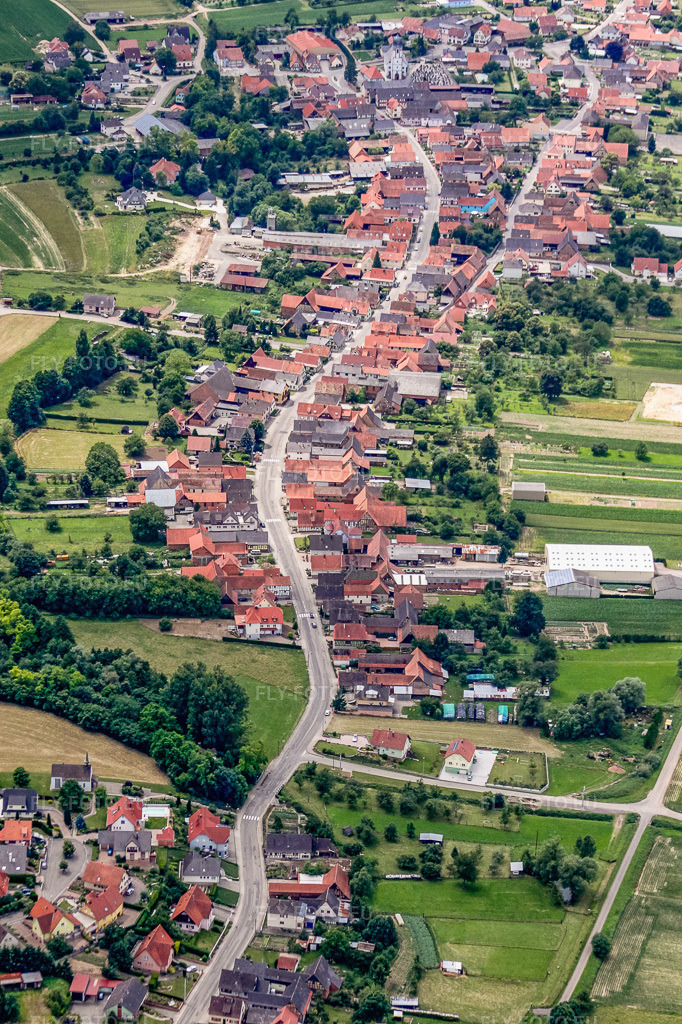 Vue aérienne: Vue de la ville depuis l'ouest à Niederlauterbach dans le département Bas Rhin, France – .Photo: IMG_19047.jpg prise le 20/06/2009 par Werner Riehm/FLY-FOTO.eu – Résolution de l'original: 2692 x 4039 px