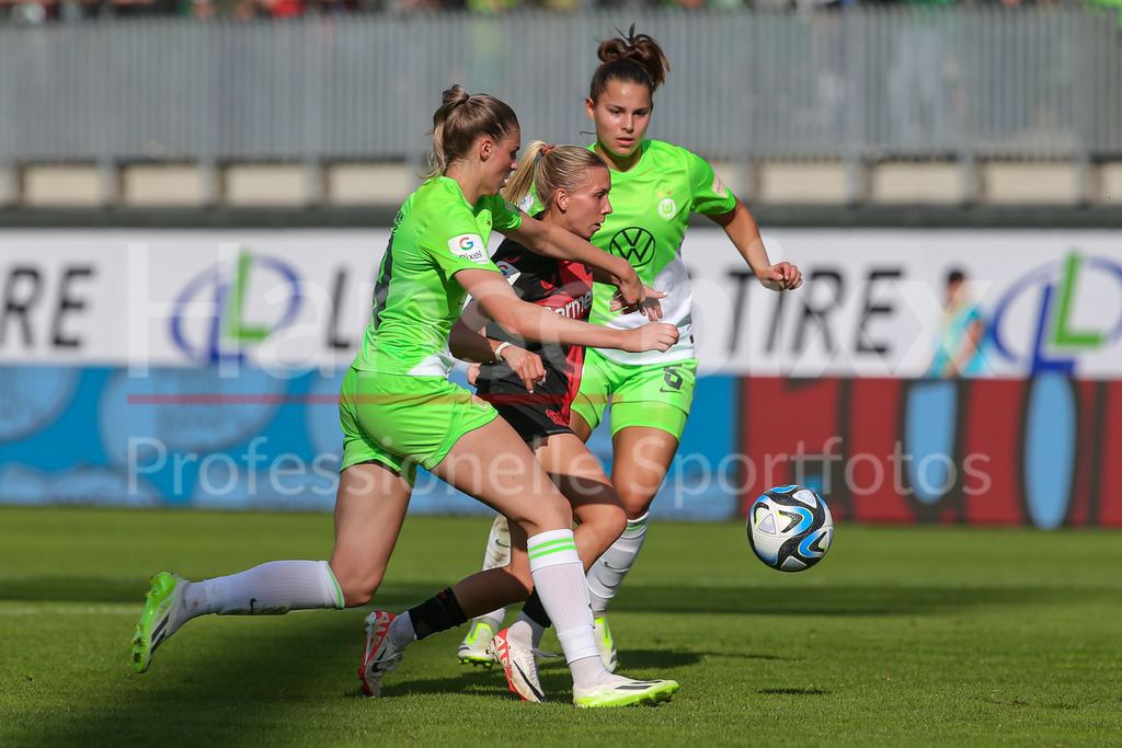 Fussball, Google Pixel Frauen-Bundesliga, VfL Wolfsburg - Bayer 04 Leverkusen | v.li.: Jule Brand (VfL Wolfsburg, 29) und Elisa Senß (Senss, Bayer 04 Leverkusen, 6) im Zweikampf, Duell, Dynamik, Aktion, Action, Spielszene, Lena Oberdorf (VfL Wolfsburg, 5), DIE DFB-RICHTLINIEN UNTERSAGEN JEGLICHE NUTZUNG VON FOTOS ALS SEQUENZBILDER UND/ODER VIDEOÄHNLICHE FOTOSTRECKEN. DFB REGULATIONS PROHIBIT ANY USE OF PHOTOGRAPHS AS IMAGE SEQUENCES AND/OR QUASI-VIDEO.