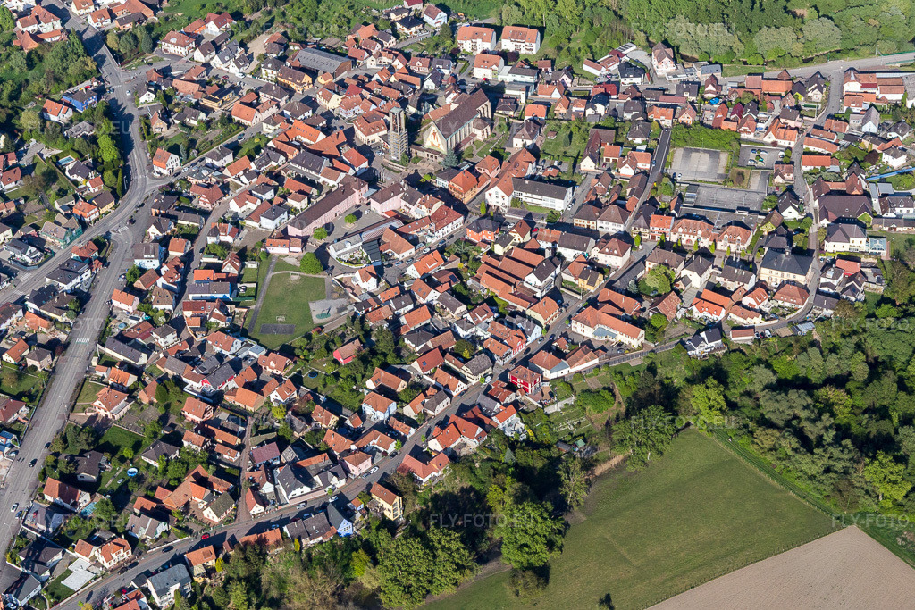 Vue aérienne: Vue des rues et des maisons dans les zones résidentielles à Seltz dans le département Bas Rhin, France. Photo: IMG_099032.jpg prise le 23/04/2017 par Werner Riehm/FLY-FOTO.eu – Résolution de l'original: 5039 x 3359 px