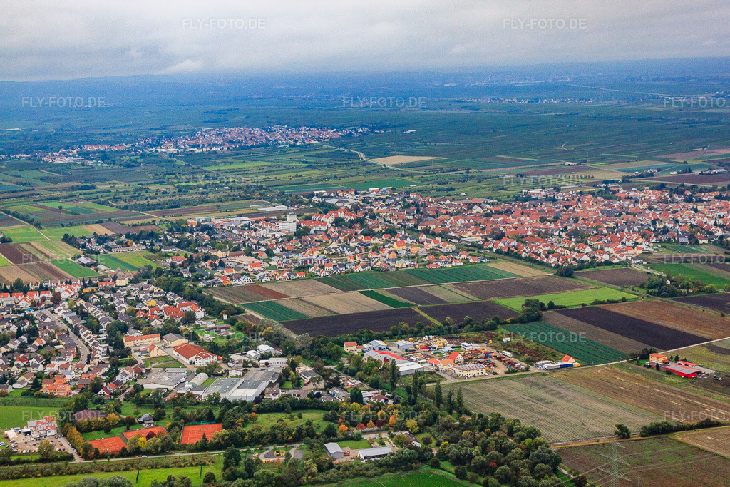 Luftbild: Ortsansicht von Südosten in Lambsheim im Bundesland Rheinland-Pfalz in Deutschland. Foto: IMG_34202.jpg vom 02.10.2010 durch Werner Riehm/FLY-FOTO.deAuflösung des Originals: 4752 x 3168 px