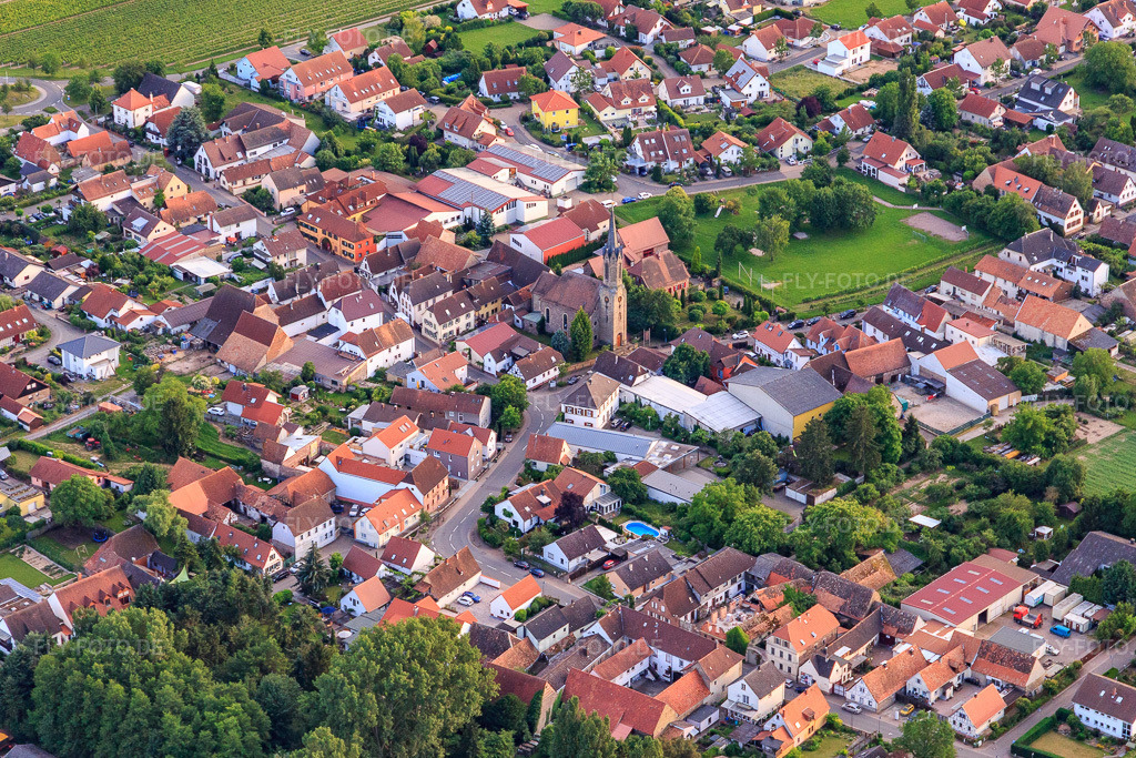 Luftbild: Ortszentrum mit Spielplatz und Kirche in Großfischlingen im Bundesland Rheinland-Pfalz in Deutschland. Foto: IMG_107760.jpg vom 03.06.2018 durch Werner Riehm/FLY-FOTO.de