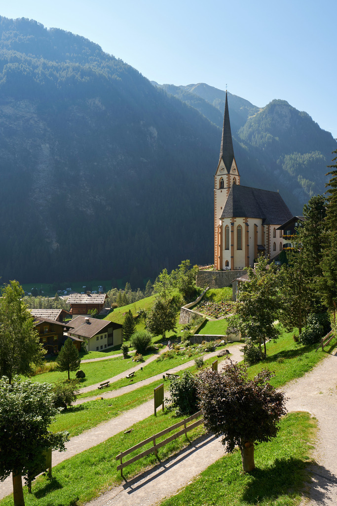 Wallfahrtskirche St. Vinzenz in Heiligenblut | Heiligenblut, Austria - September 15, 2020: Wallfahrtskirche St. Vinzenz in Heiligenblut. - Realisiert mit Pictrs.com