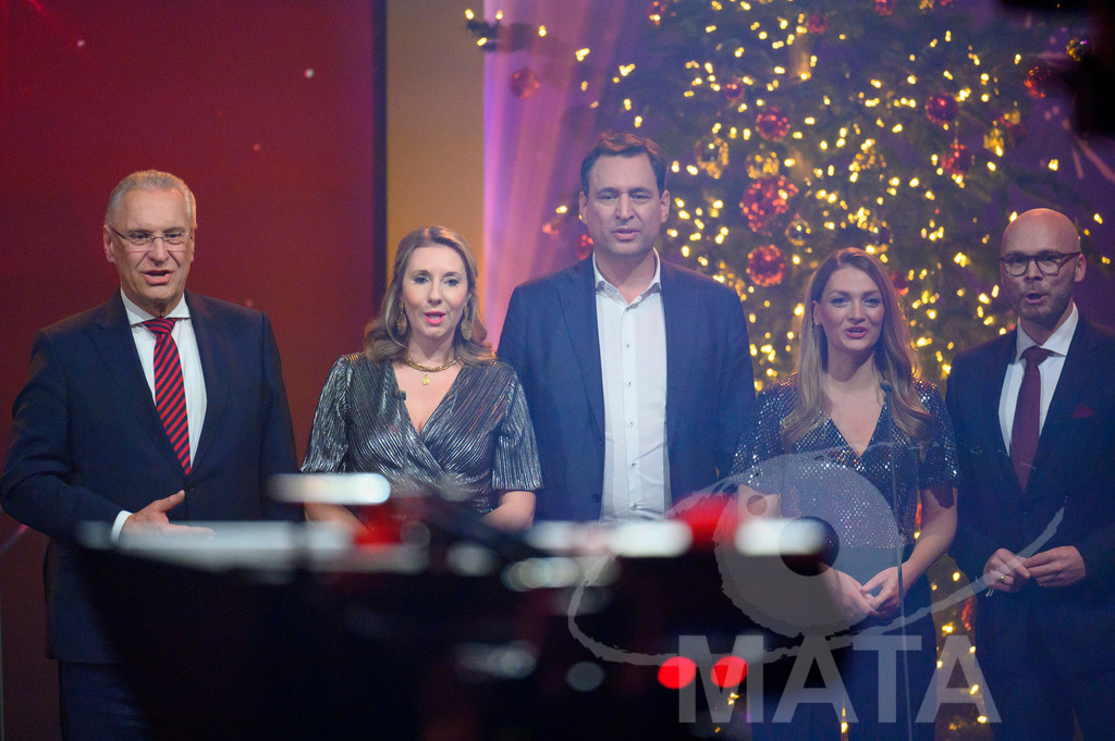 _DWA1721 | Joachim Herrmann (CSU, Bayerischer Innenminister), Anna Stolz (Freie Wähler , Staatsministerin für Unterricht und Kultus), Georg Eisenreich (CSU, Staatsminister der Justiz), Judith Gerlach (CSU, Staatsministerin für Gesundheit, Pflege und Prävention), Dr. Fabian Mehring (Freie Wähler, Staatsminister für Digitales) bei '30 Jahre Sternstunden-Gala 2023' in der Frankenhalle. Nürnberg, 15.12.2023 - Realisiert mit Pictrs.com