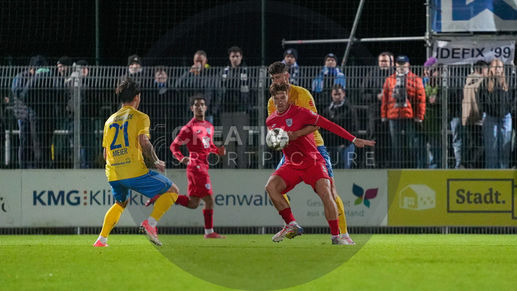 Fußball, Herren, Saison 2025/2026, Regionalliga Nordost, 13. Spieltag, FSV 63 Luckenwalde vs. SV Babelsberg 03, Freitag 24.10.2025, Werner-Seelenbinder-Stadion Luckenwalde, | Fußball, Herren, Saison 2025/2026, Regionalliga Nordost, 13. Spieltag, FSV 63 Luckenwalde vs. SV Babelsberg 03, Freitag 24.10.2025, Werner-Seelenbinder-Stadion Luckenwalde, Im Bild: Luis Müller (l. Blsberg) und Quentin Seidel (r. Luckenwalde) - Realisiert mit Pictrs.com