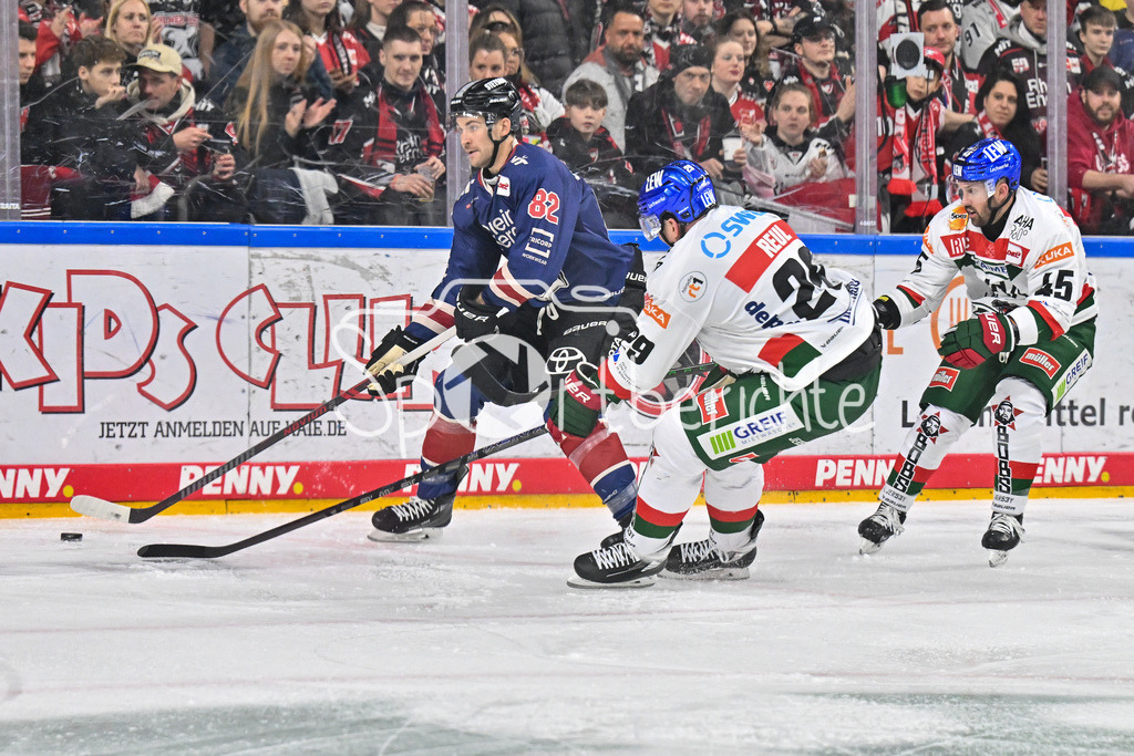 Kölner Haie - Augsburger Panther | im Duell Alexandre GRENIER (Koelner Haie #82) und Denis REUL (Augsburger Panther #29) / Zweikampf / Jason BAST (Augsburger Panther #45) / DEL: Koelner Haie - Augsburger Panther, Lanxess Arena am 05.01.2025