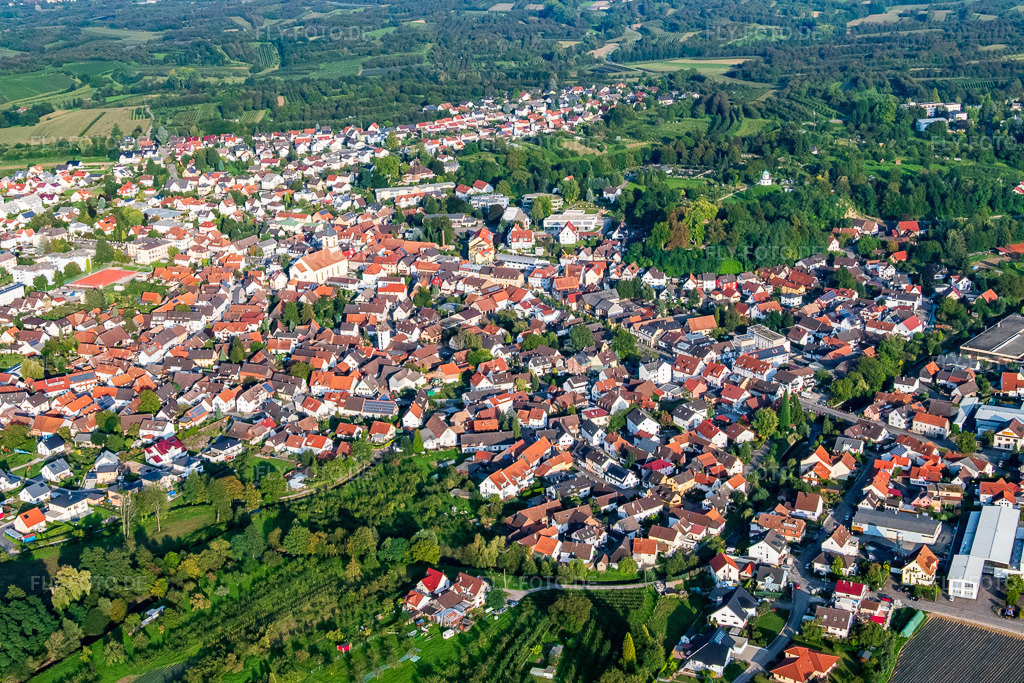 Luftbild: Ortsansicht von Westen in Renchen im Bundesland Baden-Württemberg in Deutschland. Foto: P1010087.jpg vom 15.09.2014 durch Werner Riehm/FLY-FOTO.deAuflösung des Originals: 5472 x 3648 px