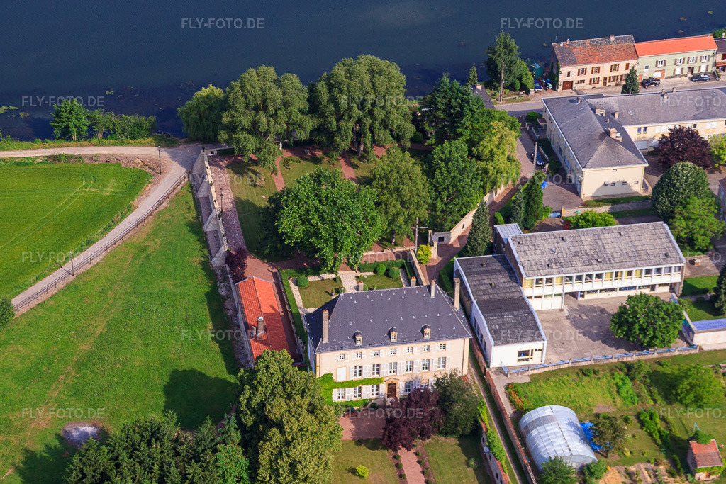 Luftbild: Altes Herrenhaus und Ehemaliges Kloster in Rettel im Bundesland Moselle in Frankreich. – Foto: IMG_29424.jpg vom 26.06.2010 durch Werner Riehm/FLY-FOTO.de – Auflösung des Originals: 4117 x 2745 px