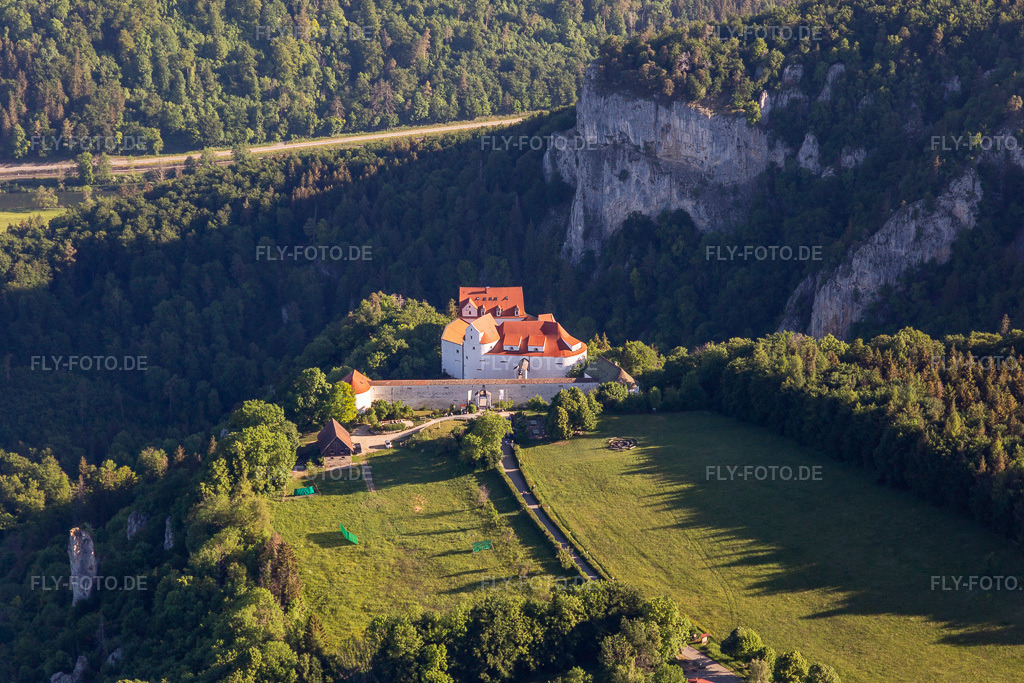 Luftbild: Schloss Bronnen bei Fridingen an der Donau in Fridingen an der Donau im Bundesland Baden-Württemberg in Deutschland. Foto: IMG_132185.jpg vom 27.05.2022 durch Werner Riehm/FLY-FOTO.de