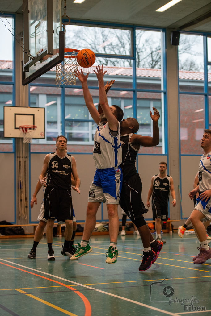 VFL Rastede 2-VfL Edewecht Wattworms | VFL Rastede II (weiß)-VfL Edewecht Wattworms (schwarz) am 18.02.2024; in Kleibrok (Sporthalle Zur-Windmühlen-Straße), Photo: Philip Eiben 2024 - Realisiert mit Pictrs.com