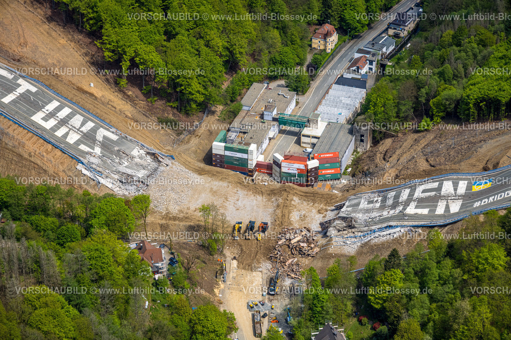 Luedenscheid230501355Rahmedebruecke | Luftbild, gesprengte Autobahnbrücke Rahmede bei Lüdenscheid, Aufräumarbeiten und Schadensermittlung, Lüdenscheid, Sauerland, Nordrhein-Westfalen, Deutschland