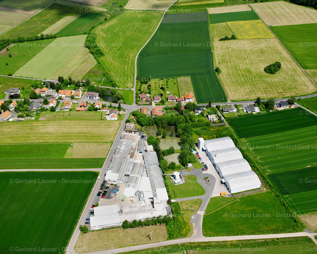 2615676 | ALLMENROD 09.06.2006 Landwirtschaftliche Nutzflächen und Feldgrenzen  umsäumen das Siedlungsgebiet des Dorfes in Allmenrod im Bundesland Hessen, Deutschland // Agricultural land and field boundaries surround the settlement area of the village  in Allmenrod in the state Hesse, Germany Foto: Gerhard Launer