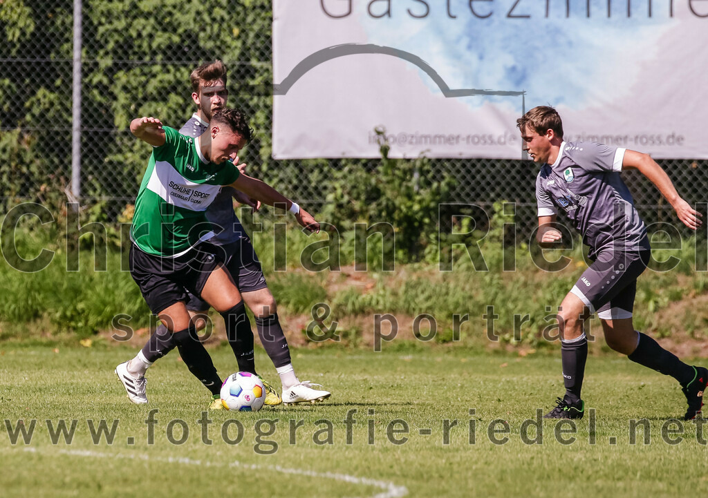 2023-08-20_084_SV_Hohenlinden_gegen_SV_Buch | Hohenlinden, Deutschland, 20.08.2023:
Fußball, A-Klasse 2023 / 2024, 1. Spieltag, SV Hohenlinden gegen SV Bruck, Endergebnis: 5:1

Maximilian Beck (SV Bruck, #9), Matthias Frick (SV Hohenlinden, #4)

Foto: Christian Riedel / fotografie-riedel.net