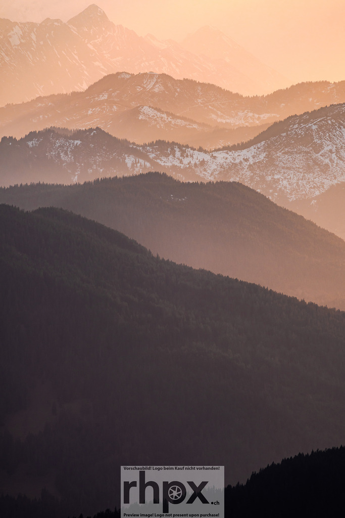 Goldene Bergsilhouetten | Licht. Tiefe. Geborgenheit.
Sanfte Goldtöne umspielen die majestätischen Silhouetten der Bergketten und schaffen eine Atmosphäre voller Ruhe. Dieses Motiv fängt die schier endlose Weite der Alpen in einem flüchtigen, magischen Moment ein.

Bild auf dem Pilatus entstanden.
Wähle unter "Produktauswahl" dein Wunschformat: Vom klassischen Wandbild über Puzzle &amp; Tassen bis zum digitalen Download (z.B. als Handy-Hintergrund).
 - Realisiert mit Pictrs.com