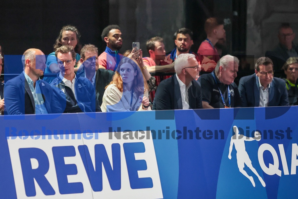 SES_TTG3X320250717-189 | bond - Realisiert mit Pictrs.com