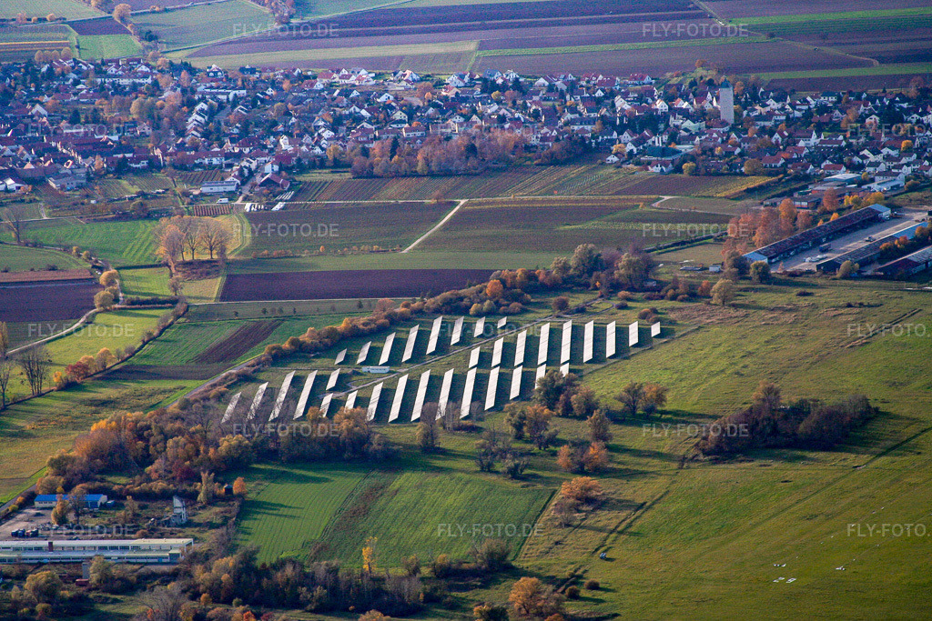 Luftbild: Solarkraftwerk und Photovoltaik- Anlagen an der Start- und Landebahn mit dem Rollfeldgelände des Flugplatz im Ortsteil Lachen-Speyerdorf an der Weinstraße im Ortsteil Speyerdorf in Neustadt im Bundesland Rheinland-Pfalz in Deutschland. Foto: IMG_14579.jpg vom 08.11.2008 durch Werner Riehm/FLY-FOTO.de