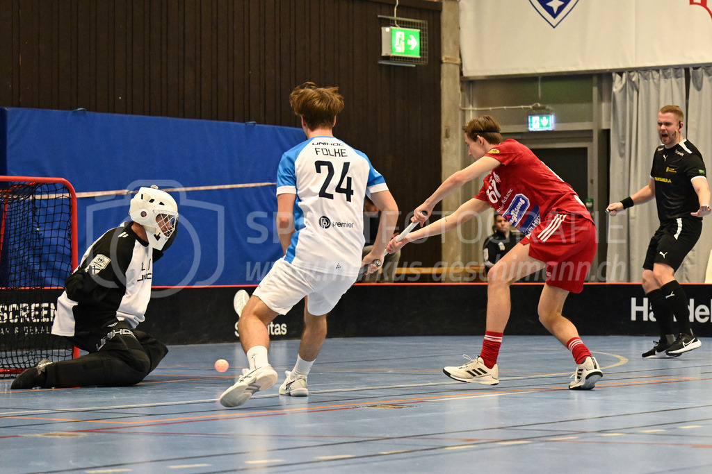 Strängnäs IBK vs FBC Kalmarsund Ungdom - 6. =January= 2024 | Strängnäs IBK vs FBC Kalmarsund Ungdom
Thomas Arena, Strängnäs
Sebastian Kämpe (#67 Strängnäs IBK), Melvin Folke (#24 FBC Kalmarsund Ungdom) and Victor Johansson-Steen (#32 FBC Kalmarsund Ungdom).
Bild: Sportfotografie Markus Aeschimann | www.markus-aeschimann.ch - Realisiert mit Pictrs.com