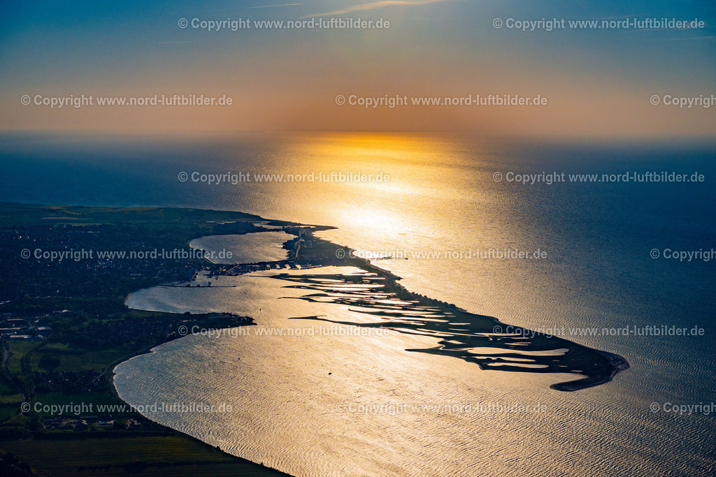 Heiligenhafen_Graswarder_Sonnenuntergang_ELS_2175150524 | GROßENBRODE 15.05.2024 Spiegelung und Sonnen- Strahlen Reflektion auf der Wasser - Oberfläche in Großenbrode an der Ostseeküste im Bundesland Schleswig-Holstein, Deutschland. Weiterführende Informationen bei: NABU Gruppe Heiligenhafen,  Stadt Heiligenhafen,  WEG Ostsee-Ferienpark Heiligenhafen. // Reflection and sun rays reflection on the water - surface in Grossenbrode on the Baltic Sea coast in the state Schleswig-Holstein, Germany. Further information at: NABU Gruppe Heiligenhafen,  Stadt Heiligenhafen,  WEG Ostsee-Ferienpark Heiligenhafen. Foto: Martin Elsen