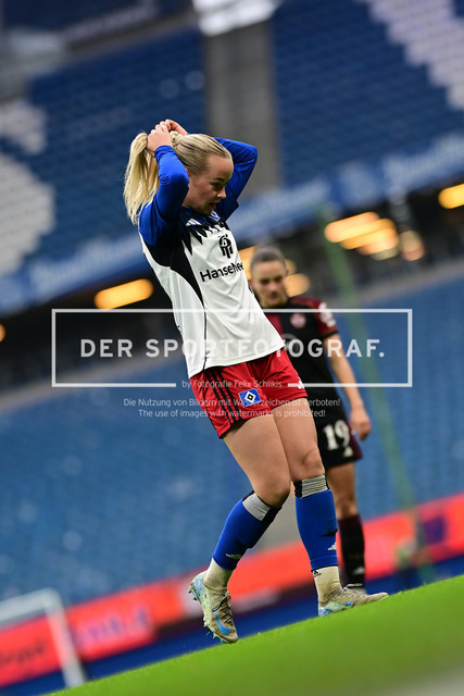 Fußball I Frauen I Saison 2025-2026 I Bundesliga I 10. Spieltag I Hamburger SV - 1. FC Nürnberg I 43548 | Einzelfoto, Freisteller, Einzelbild, Cut-out, isoliertes Motiv, Sportaufnahme, Nahaufnahme, freigestellt, freigestellte Aufnahme, Aufnahme, Einzeln: Mia Büchele (17, Hamburger SV) - Realisiert mit Pictrs.com