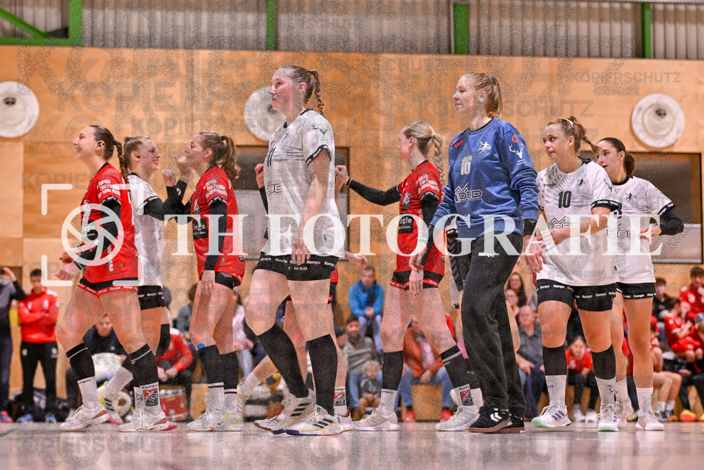 GER, SG Maulburg/Steinen - HSG Dreiland, Frauen-Handball, Oberliga Suedbaden, 3. Spieltag, Saison 2024/2025, 12.10.2024 | Begruessung zwischen der SGMS und der HSG, mit Maike Hartmann (SG Maulburg/Steinen, #22), Miriam Wolpensinger (SG Maulburg/Steinen, #02), Leonie Kiefer (SG Maulburg/Steinen, #03), Nathalie Herzog (HSG Dreiland, #11), Anke Baechtold (HSG Dreiland, #16), Tina Wollschlaeger (HSG Dreiland, #10)GER, SG Maulburg/Steinen - HSG Dreiland, Frauen-Handball, Oberliga Suedbaden, 3. Spieltag, Saison 2024/2025, 12.10.2024Foto: TH Fotografie/Thomas Hess