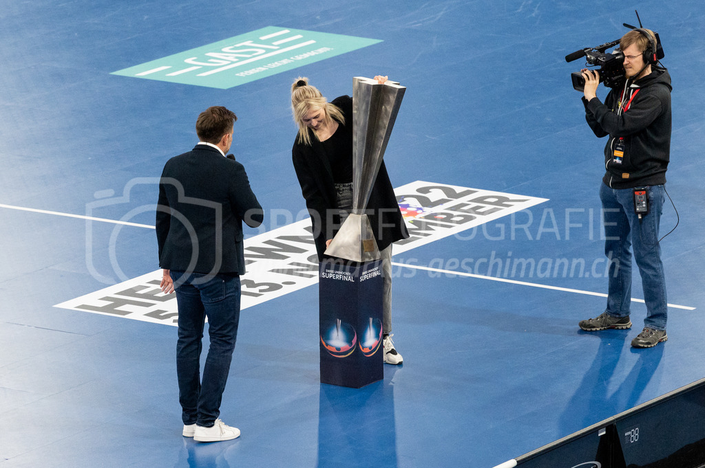 Piranha Chur vs Kloten-Dietlikon Jets - 23. April 2022 | Piranha Chur vs Kloten-Dietlikon Jets
Stimo Arena, Kloten
Michelle Wicki, ehemalige Spieler der Jets, bringt den Pokal in die Halle.
Bild: Sportfotografie Markus Aeschimann | www.markus-aeschimann.ch - Realisiert mit Pictrs.com