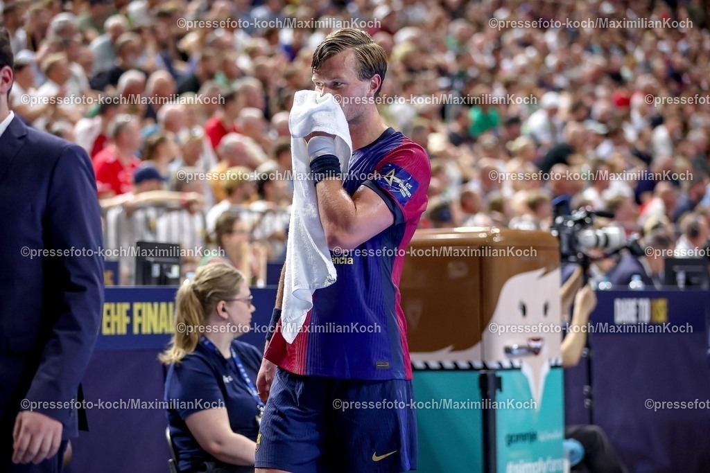 KoeEHF14062502085 | 14.06.2025, Handball, Halbfinale TruckScout24 EHF FINAL4, LANXESS arena Köln, FC Barcelona - SC Magdeburg: Rote Karte und Platzverweis Jonathan Carlsbogard (Barca FC Barcelona ESP #09) mus das Spiel nach dem Foulspiel auf der Tribüne weiter verfolgen. 