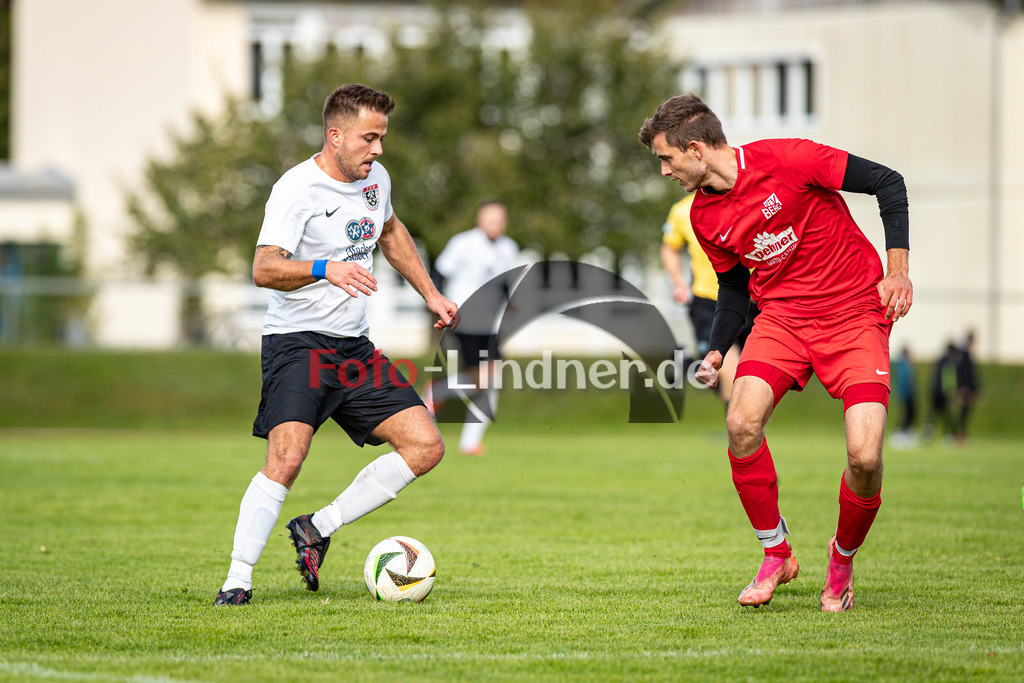 TSV Peißenberg gegen MTV Berg | Fußball Herren Kreisliga Gruppe 1 Zugspitze 2025/26 10. Spieltag, TSV Peißenberg gegen MTV Berg, 20251005,Zweikampf,2025-10-05 in Peißenberg (Sportzentrum Peißenberg), Hubert JUNGMANN (TSVP 13), Bernard CRNJAK (MTV Berg 4)Copyright: WolfgangxLindner www.foto-lindner.de