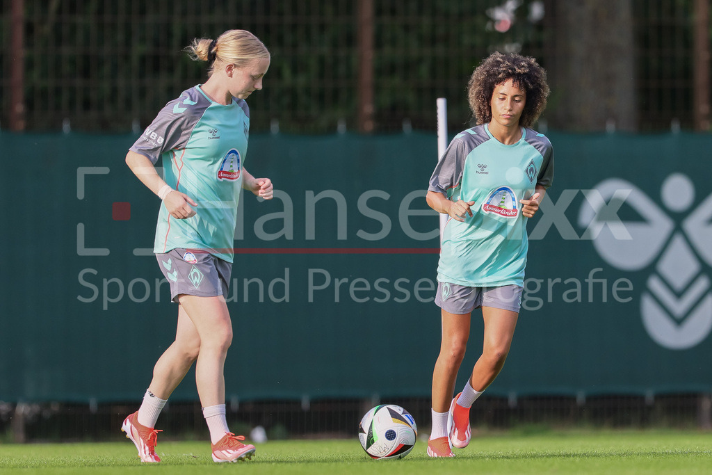 Fussball, Google Pixel Frauen-Bundesliga, Training SV Werder Bremen | v.li.: Caroline Siems (SV Werder Bremen, 21) und Amira Arfaoui (SV Werder Bremen, 8) beim Warmlaufen