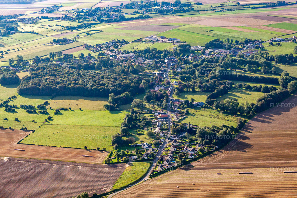 Vue aérienne: Vue de la ville à Vaudricourt dans le département Somme, France – .Photo: IMG_70992.jpg prise le 24/08/2014 par Werner Riehm/FLY-FOTO.eu – Résolution de l'original: 4752 x 3168 px