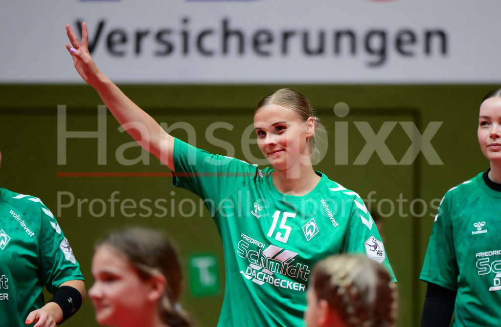 Handball, 2. Bundesliga Frauen, SV Werder Bremen - Kurpfalz Bären | Vanessa Plümer (SV Werder Bremen, 15) begrüßt die Fans