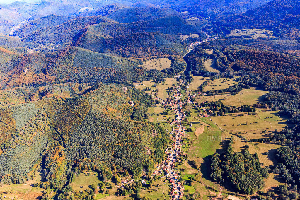 Aerial view: Village view from the west below the Klein-Arnsberg ruins in Obersteinbach in the state Bas-Rhin, France. – Photo: IMG_095106.jpg taken on 10/16/2016 by Werner Riehm/FLY-FOTO.com – Resolution of the original: 5472 x 3648 px