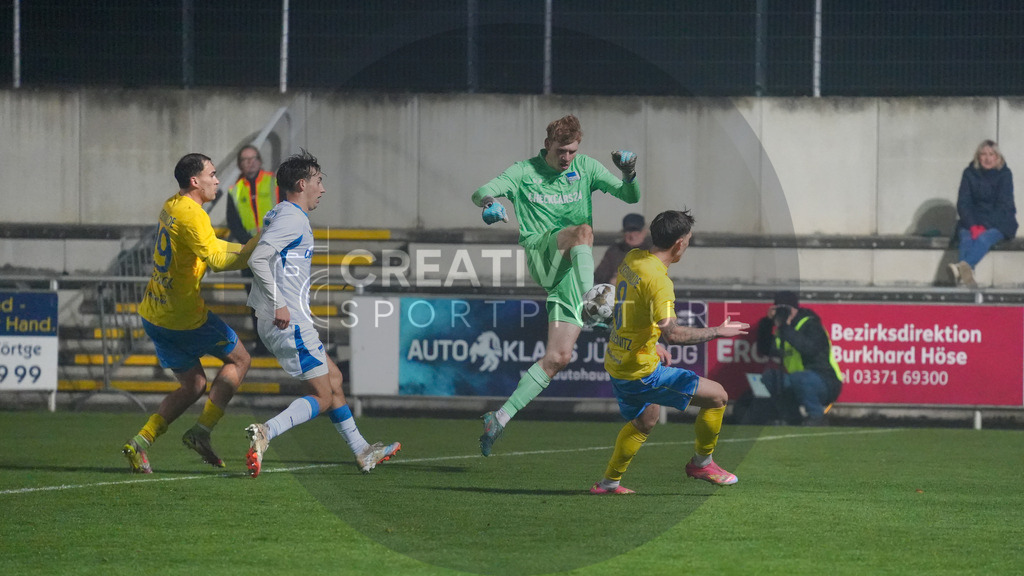 Fußball, Herren, Saison 2025/2026, Regionalliga Nordost, 15. Spieltag, FSV 63 Luckenwalde vs. Hertha BSC II, Freitag 07.11.2025, Werner-Seelenbinder-Stadion Luckenwalde, | Fußball, Herren, Saison 2025/2026, Regionalliga Nordost, 15. Spieltag, FSV 63 Luckenwalde vs. Hertha BSC II, Freitag 07.11.2025, Werner-Seelenbinder-Stadion Luckenwalde, Im Bild: Maximilian Mohwinkel (l. Hertha) und Tim Schleinitz (r. Luckenwalde) - Realisiert mit Pictrs.com