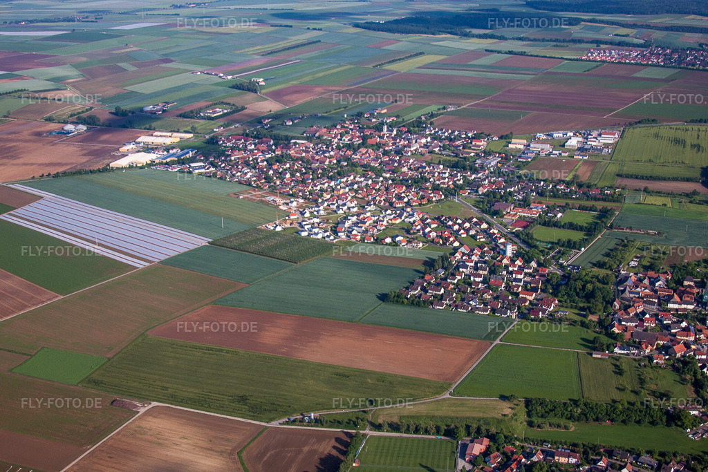 Luftbild: Ortsansicht der Straßen und Häuser der Wohngebiete in Unterpleichfeld im Bundesland Bayern in Deutschland. Foto: IMG_66200.jpg vom 30.05.2014 durch Werner Riehm/FLY-FOTO.de