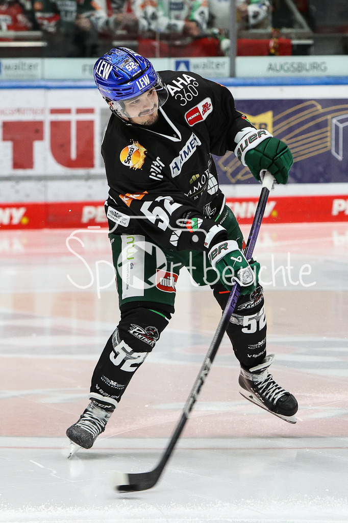 Augsburger Panther - Adler Mannheim | Otso RANTAKARI (AEV #52) am Puck / freisteller / Einzelfoto