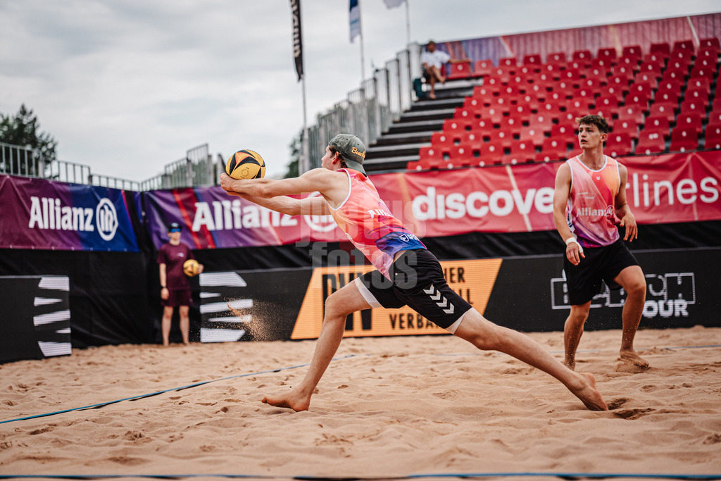 Beachvolleyball | München | Allianz German Beach Tour 2025 | Tourstop München | 03.07.2025 | Malte Höppner macht sich lang für den Ball