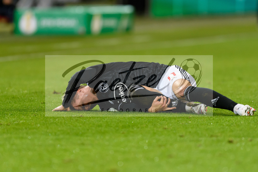 H96DUS20211027_027 | Fussball, Herren: Felix Klaus (Fortuna Duesseldorf) verletzt am Boden bei dem Spiel der 2. Runde im DFB-Pokal zwischen Hannover 96 und Fortuna Duesseldorf in der HDI-Arena am 27.10.2021 in Hannover, Deutschland.DFB / DFL REGULATIONS PROHIBIT ANY USE OF PHOTOGRAPHS AS IMAGE SEQUENCES AND/OR QUASI-VIDEO. - Realisiert mit Pictrs.com