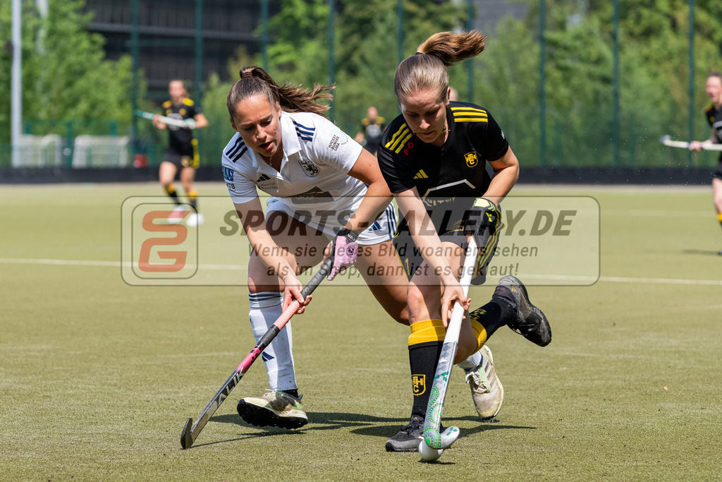 HK_20240511_100646 | 1.Bundesliga Damen Düsseldorfer HC - Harvestehuder THC am 11.5.2024 Düsseldorfer HC, Düsseldorf , Pia Lhotak ( Düsseldorfer HC #5 ) , Bauer Kataharina ( Harvestehuder THC #17 )