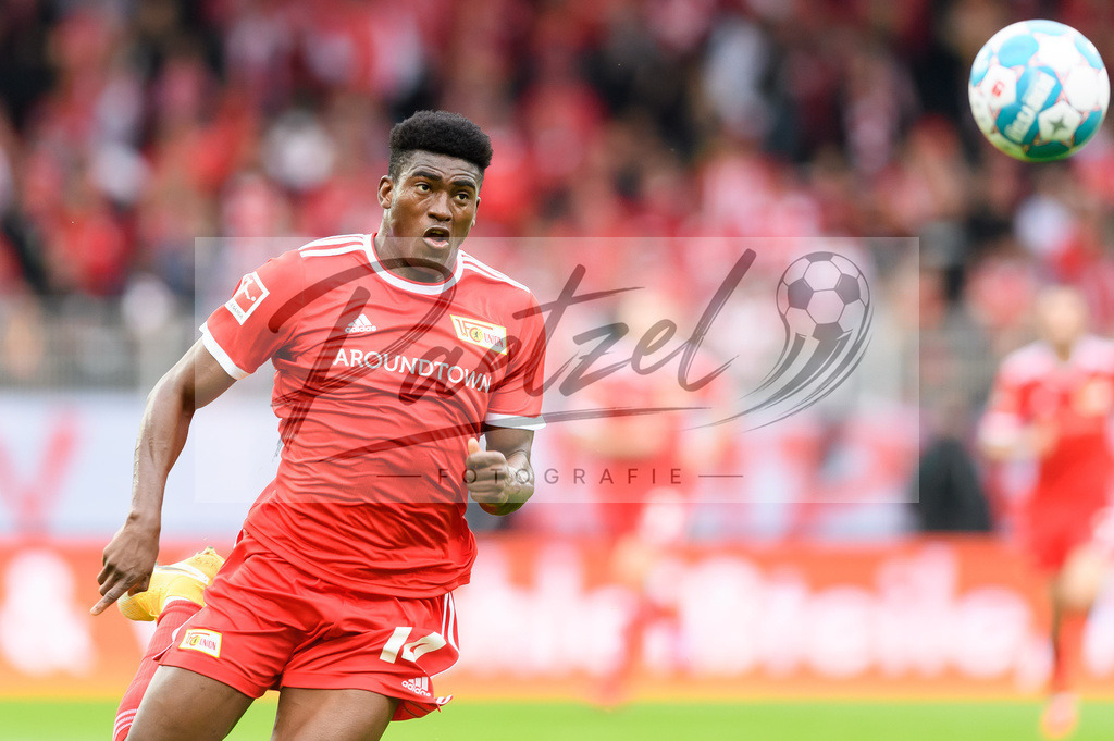 FCUBMG20210829_127 | Fussball, Herren: Taiwo Awoniyi (1.FC Union Berlin) schaut beim Spiel der 1. Bundesliga zwischen 1. FC Union Berlin und Borussia Moenchengladbach im Stadion An der Alten Foersterei am 29.08.2021 in Berlin, Deutschland. - Realisiert mit Pictrs.com