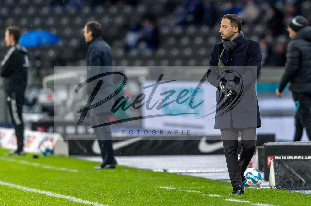 BSCRBL20220220_028 | Fussball, Herren: Trainer Domenico Tedesco (RB Leipzig) schaut bei dem Spiel der 1. Bundesliga zwischen Hertha BSC und RB Leipzig im Olypiastadion am 20.02.2022 in Berlin, Deutschland.DFB / DFL REGULATIONS PROHIBIT ANY USE OF PHOTOGRAPHS AS IMAGE SEQUENCES AND/OR QUASI-VIDEO. - Realisiert mit Pictrs.com