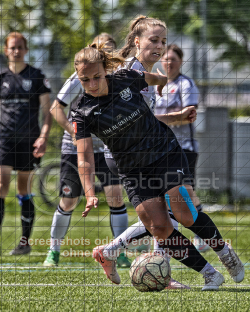 20250427_121725_0458-Bearbeitet | #,1.Göppinger SV (weiß) vs. TSV Ruppertshofen (schwarz), Fußball, Frauen-Regionenliga 3 - Bezirk WfV, 21. Spieltag, Saison 2024/2025, Kunstrasenplatz Nord, Hohenstaufenstr. 116, 73033 Göppingen, 27.04.2025 - 11:00 Uhr,Foto: PhotoPeet-Sportfotografie/Peter Harich